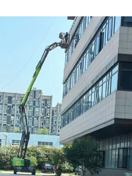 高效安全，靈活便捷——上海昭晨機械設備租賃在嘉定區的16米曲臂車租賃與弱電安裝服務解析
